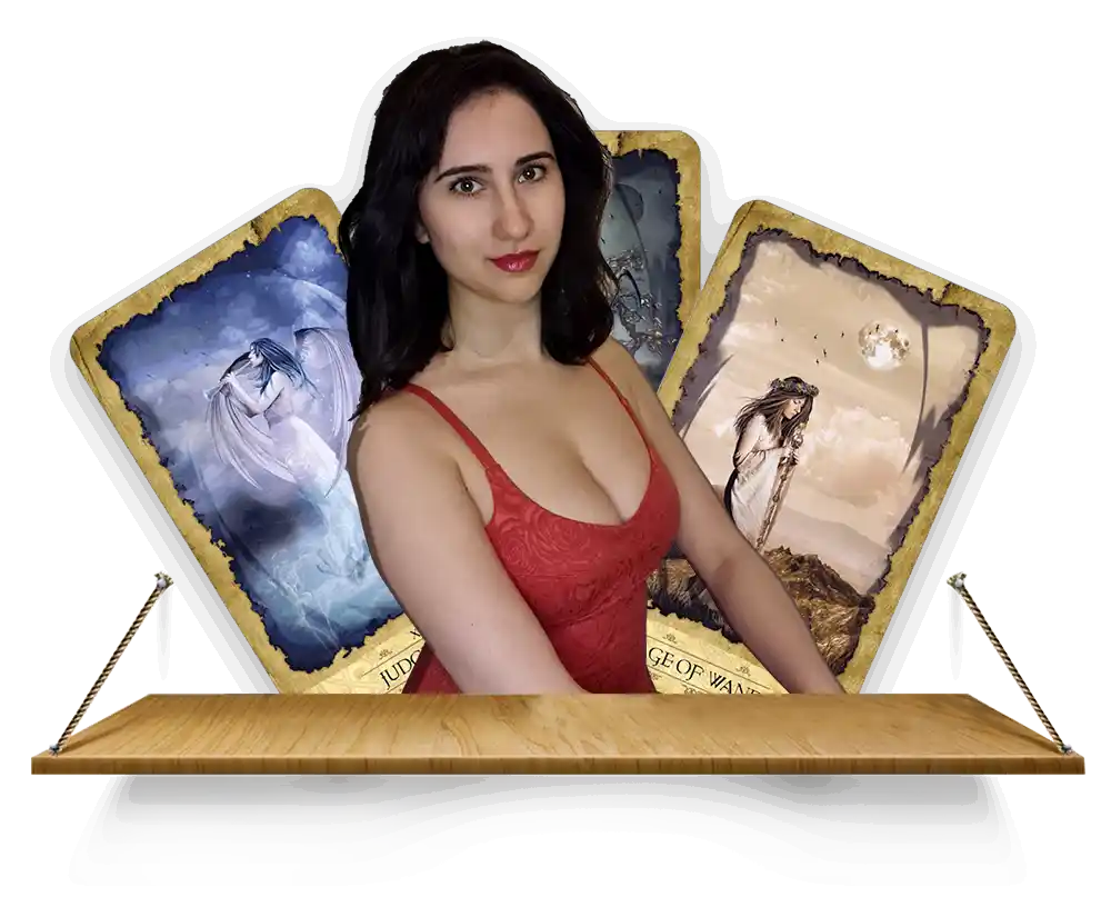 Une jeune femme porte un haut rouge. Elle se trouve au milieu de la photo. Devant elle est une table en bois. A l'arrière-plan, trois cartes de tarot.